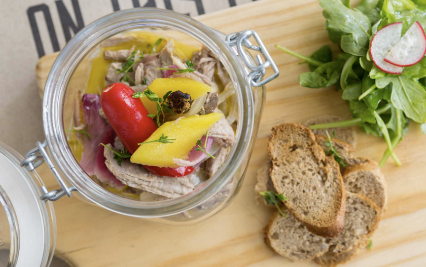 O Baiao, un delicioso pato en escabeche como cebolla roja, tomillo y enebro. Foto IG: @restaurantebastardo